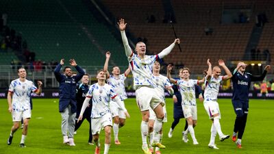 Fotballspillere fra herrelandslaget feirer seieren mot Italia