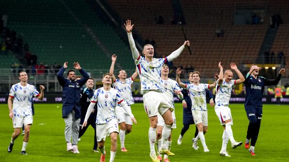 Fotballspillere fra herrelandslaget feirer seieren mot Italia