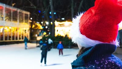 Jente med nisselue på skøyter.