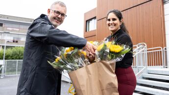 Bydelsdirektør Anders Berg gratulerte barnehageleder Marina Alba Galan med åpningen av Karlstua barnehage.