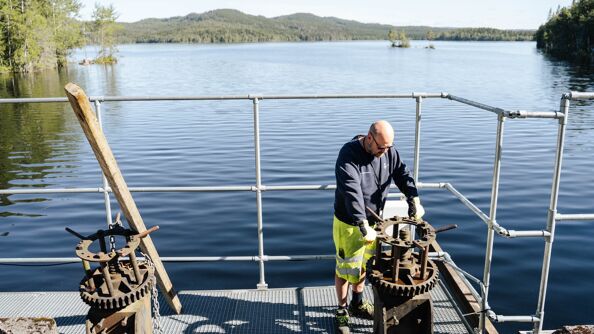 Arbeider jobber på vannstand i Nordmarka.