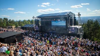 Folkehav foran scenen på musikkfestivalen Over Oslo.