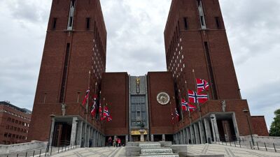 Oslo rådhus flagger på halv stang.