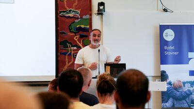 Bilde av Psykologspesialisten Zemir Popovac som snakker