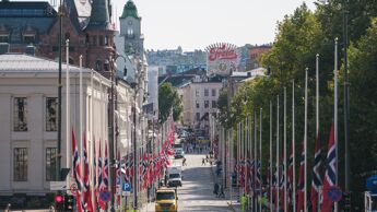 Karl Johan med flagg på halv stang.