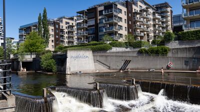 Bildet viser boliger og Akerselva