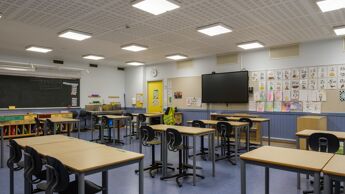 Pulter og stoler i klasserom.
