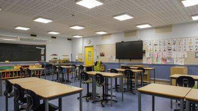 Pulter og stoler i klasserom.