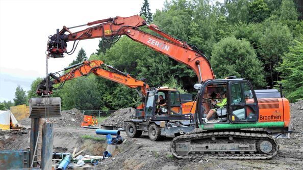 To elektriske gravemaskiner i arbeid på Hovseter i Oslo.