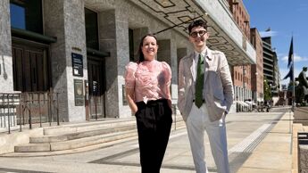 Byråd Mehmet Kaan Inan og Emma Lind utenfor Rådhuset i Oslo