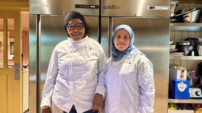 To kvinnelige ansatte i et kjøkken.