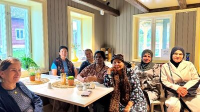 7 kvinner samlet rundt et bord.