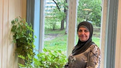 En kvinne i nabolagshuset.