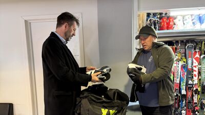 Byrådsleder Eirik Lae Solberg donerer bort et par skøyter som ligger i bag til ansatt ved Frigo