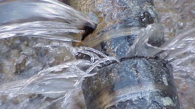 Vann spruter fra et lekk vannrør