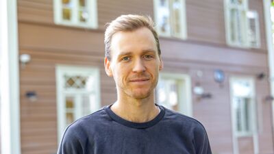 Ass. institusjonssjef Kristian Åfløy foran gul bygning på Lassonløkken.