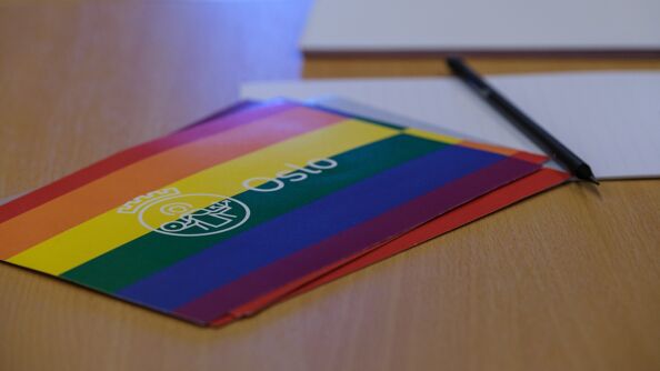Bilde av et talekort med Oslo-logo og regnbuefarger