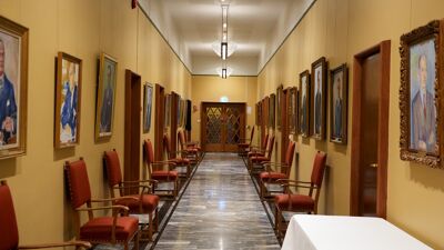 Gangen før ordførerens kontor. Ordførergangen har mange portretter på hver side av tidligere ordførere i Oslo