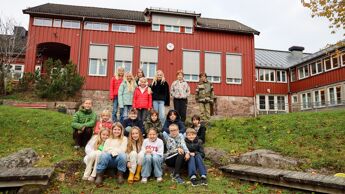 En del av elevene foran skolebygget