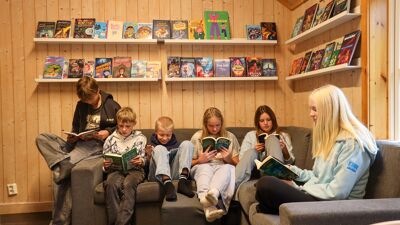 Elever som leser på bibliteket.