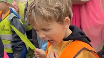 Gutt med refleksvest er glad under familiekonserten