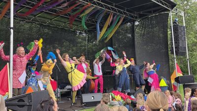 Artistene danser på scenen