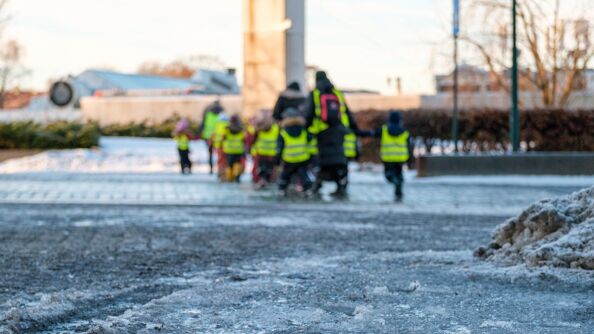 Barnehagebarn krysser Finnmarksgata på vinteren.