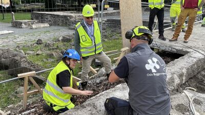 Folk i gule klær.