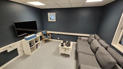 Gamingrom med VR-utstyr, sofa og TV. Et tilpasset og moderne tilbud.