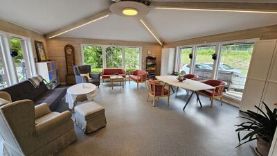 Et lyst og trivelig oppholdsrom med sofaer, bokhyller og pynt. Klart til bruk.