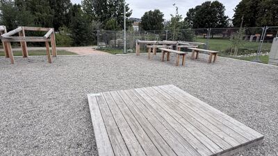 En platting av tre på bakken man kan trene på