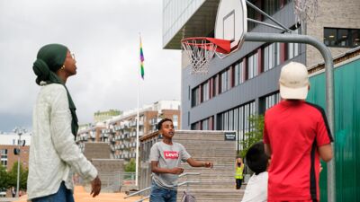 Tre elever ved Brynseng skole som spiller basket.