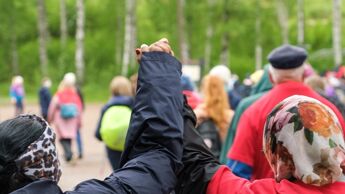 To som holder hender under frisklivsmarsjen 2025