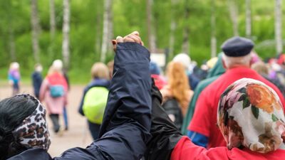 To som holder hender under frisklivsmarsjen 2025