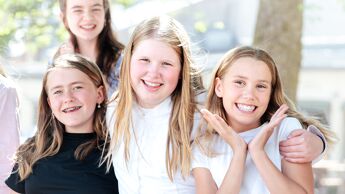 Kulturskoleelever poserer foran kamera på sommerkurs.