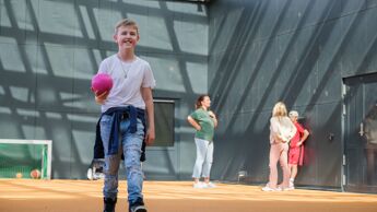 Barn som leker med ball