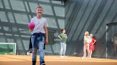 Barn som leker med ball