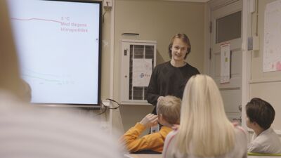 Oscar Limyr holder foredrag i en skoleklasse