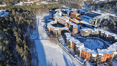 Oversiktsbilde over borettslagene på Holmlia senter på vinterstid