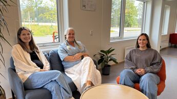 Bildet viser miljøterapeut, sosiallærer og familieveileder som jobber for å fange opp barn og unge som står i fare for å havne utenfor.