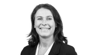 Ny direktør, dame med halvlangt hår.