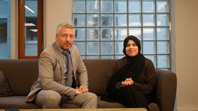 Direktør Kjetil A. Ostling i Barne- og familieetaten (til venstre) sammen med spesialkonsulent Nayab Fatima Ahmed.