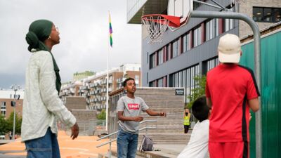 Skolebarn spiller basket i skolegården på Brynseng skole.