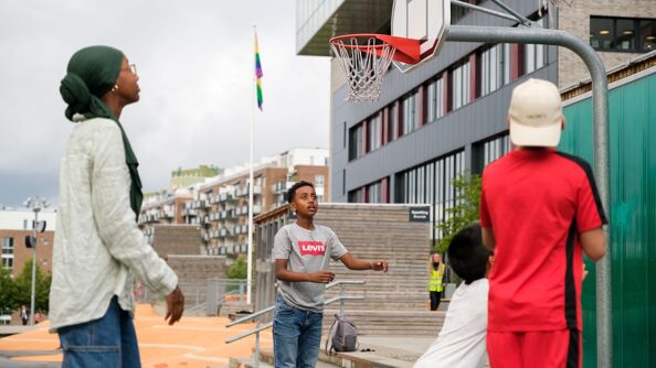 Skolebarn spiller basket i skolegården på Brynseng skole.