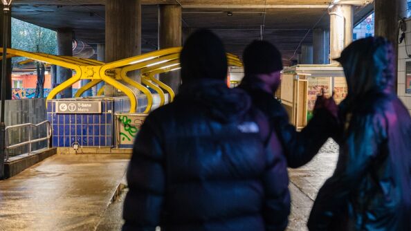 Tre ungdommer med ryggen til hilser på hverandre.