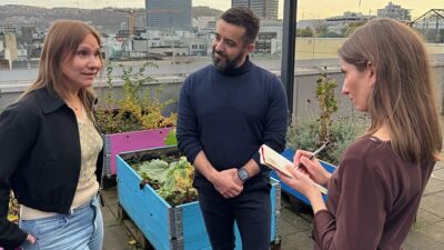 To personer blir intervjuet av en journalist.