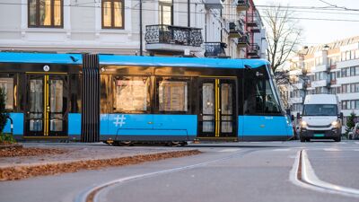 Blå trikk i Bogstadveien.