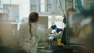 To forskere i laboratorie i Forskningsparken