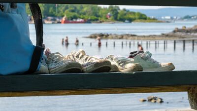 Sko på benk på Hovedøya badeplass