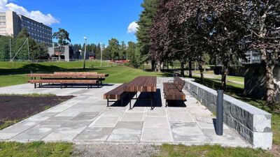 Bilde av et uteområde med benker som er møteplass.